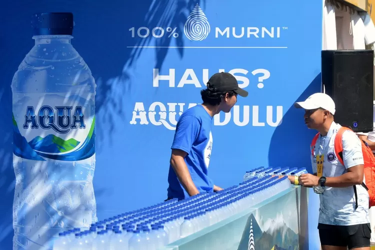 Aqua hadir di sejumlah titik water station di lintasan Maybank Marathon 2023 