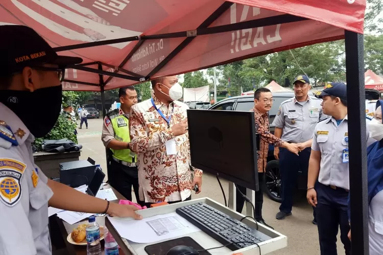 Wali Kota Bekasi Tri Adhianto meninjau uji emisi kendaraan yang digelar Dishub Kota Bekasi. (Pemkot Bekasi)
