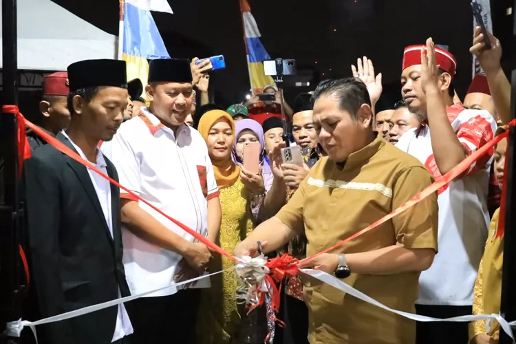 Wali Kota Bekasi Tri Adhianto meresmikan kantor RW di Kaliabang. (Pemkot Bekasi)