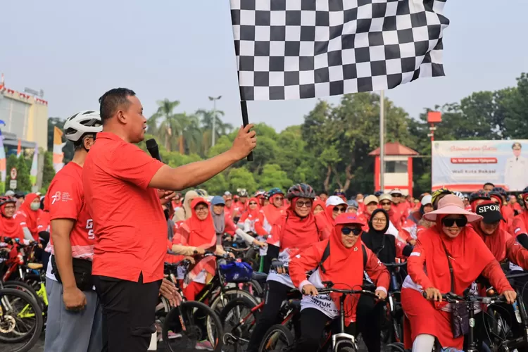 Wali Kota Bekasi Tri Adhianto melepas peserta Fun Bike LDII 2023 (Pemkot Bekasi)