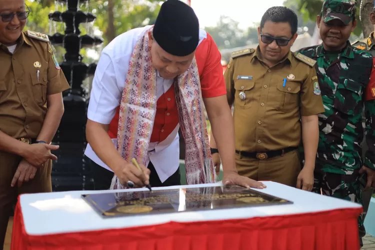 Wali Kota Bekasi Tri Adhianto meresmikan Taman Jati RW 13 Jatikrama (Pemkot Bekasi)