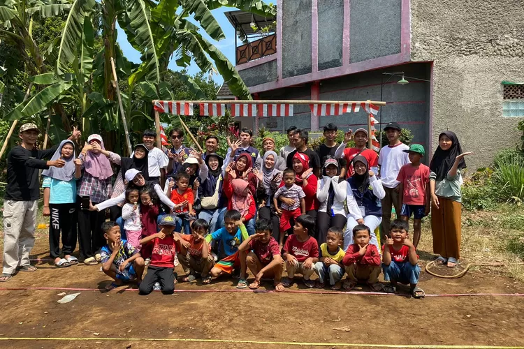 Foto Bersama panitia dan warga RT 01/01 Desa Banjarsari, Kecamatan Ciawi, foto bareng mahasiswa Fiphal Unida merayakan HUT Kemerdekaan RI. (Dok Fiphal Unida)