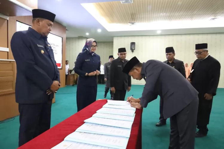 Wali Kota Bekasi Tri Adhianto merombak susunan kepala dinas di lingkungan Pemerintah Kota Bekasi (Pemkot Bekasi)