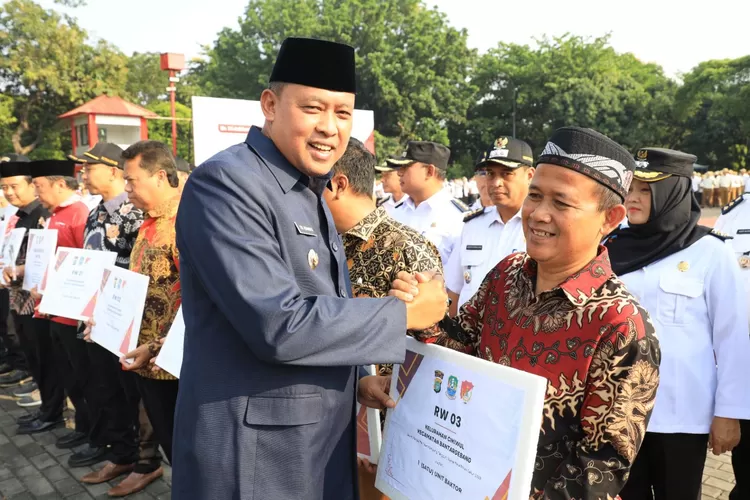 Wali Kota Bekasi Tri Adhianto memberikan penghargaan (Pemkot Bekasi)