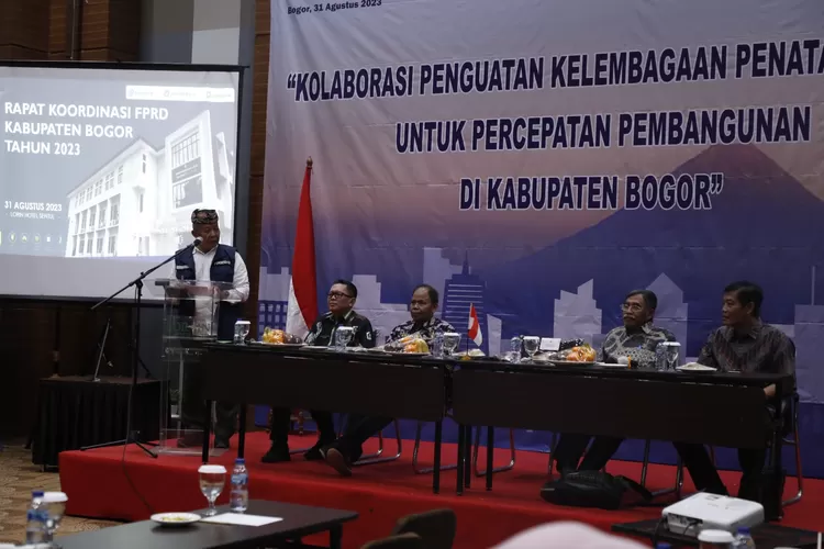 Sekda Kabupaten Bogor, Burhanudin memberikan sambutan dalam kegiatan forum penataan ruang. 