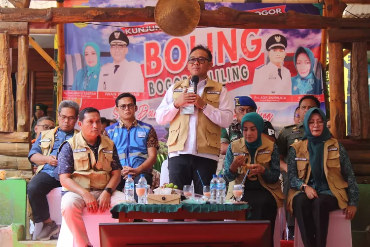 Plt Bupati Bogor, Iwan Setiawan memberikan sambutan dalam kegiatan Boling di Kecamatan Megamendung, Kabupaten Bogor. 