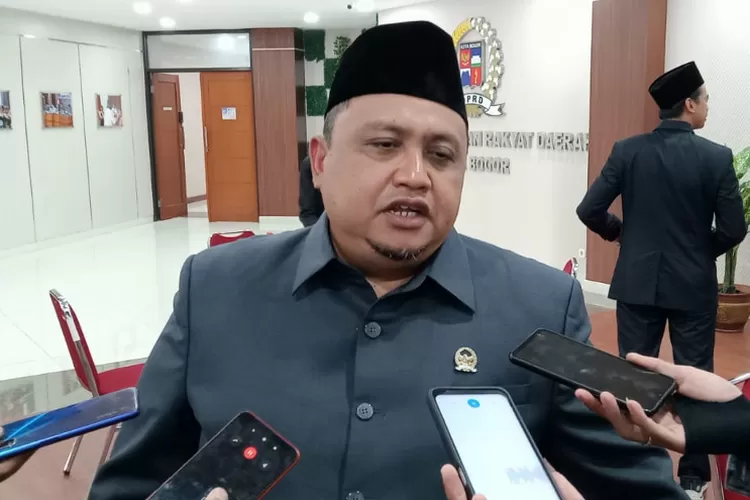 Ketua DPRD Kota Bogor Atang Trisnanto ditemui awak media. (Metropolitan.id/Ryan)