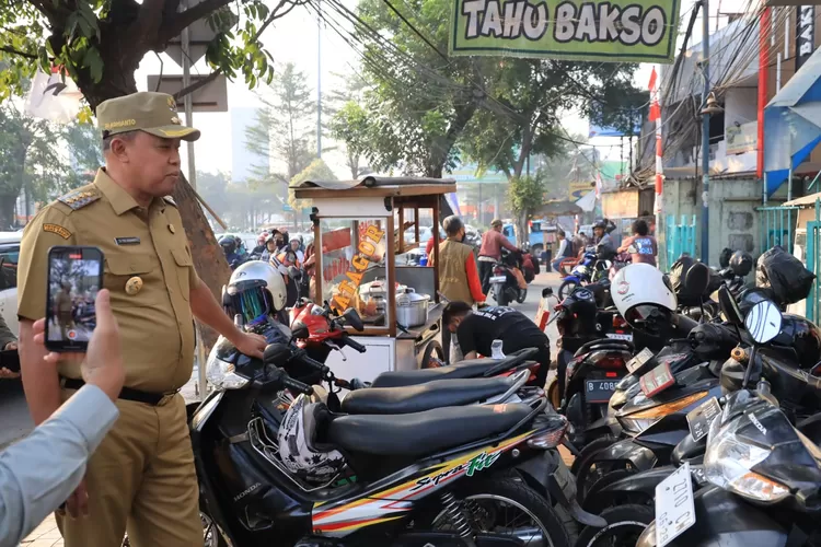Wali Kota Bekasi Tri Adhianto sidak kawasan Stasiun Bekasi. Ia mendapati berbagai kesemrawutan di kawasan tersebut, salah satunya PKL dan parkir liar. (Pemkot Bekasi)