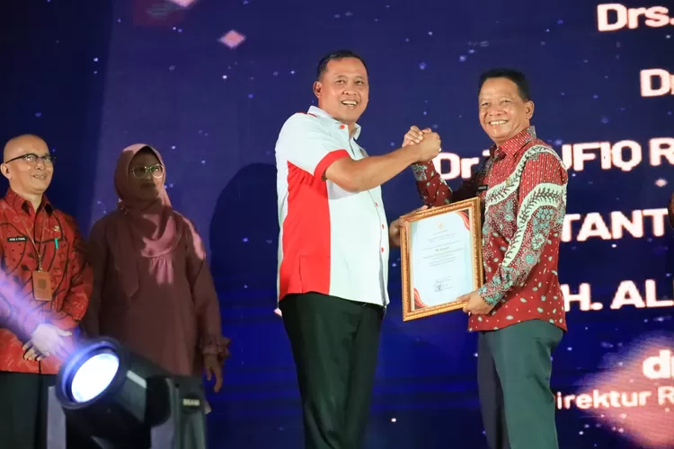 Wali Kota Bekasi Tri Adhianto memberikan penghargaan kepada ASN berprestasi di lingkup Pemerintah Kota Bekasi. (Pemkot Bekasi)