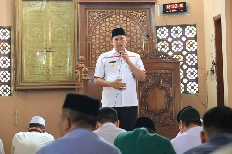 Wali Kota Bekasi Tri Adhianto dalam Salat Jumat Keliling di Bekasi Barat. (Pemkot Bekasi)
