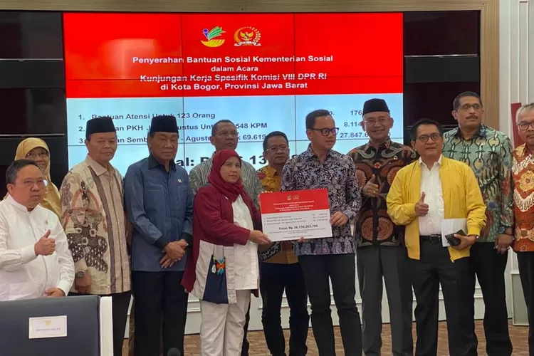 Komisi VIII DPR RI menyalurkan bantuan buat warga Kota Bogor. (dok pribadi)