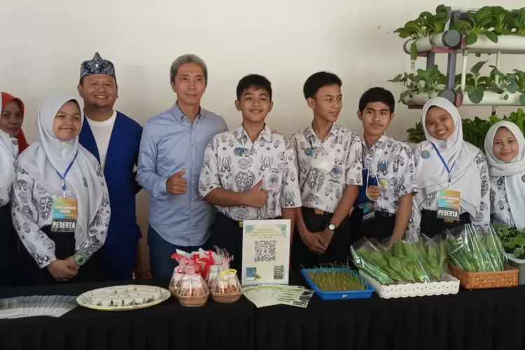 Wakil Wali Kota Bogor Dedie Rachim bersama Kepala Bappeda Kota Bogor Rudy Mashudi bersama pelajar. (Pemkot Bogor)