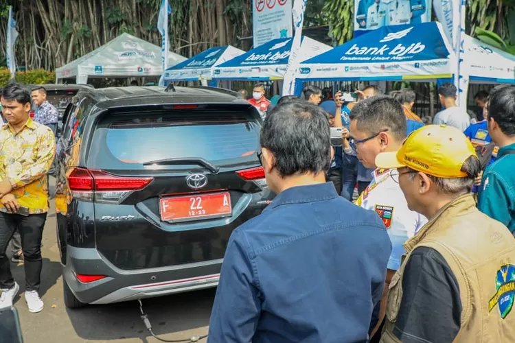 Tekan polusi udara, Wali Kota Bogor Bima Arya tinjau pelaksanaan uji emisi ratusan mobil dinas di Pemerintah Kota Bogor. (Pemkot Bogor)