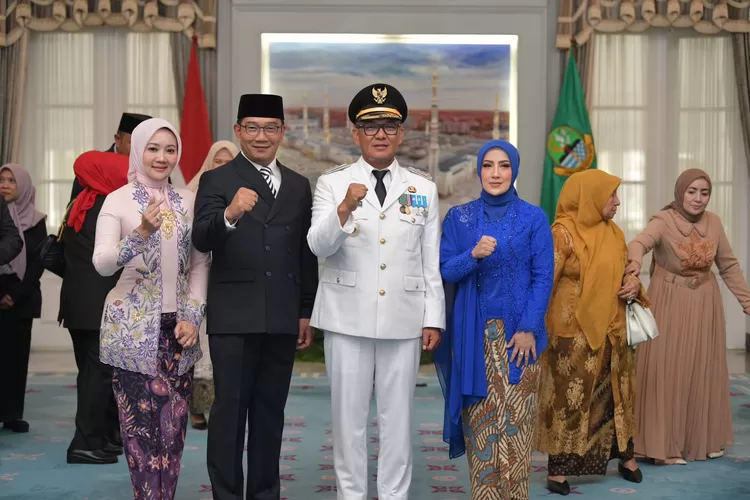 Gubernur Jabar Ridwan Kamil saat melantik Bupati Bogor Iwan Setiawan. (Diskominfo Kabupaten Bogor)