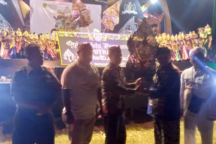 Desa Cihideung Udik Kabupaten Bogor menggelar wayang golek dalam rangka memeriahkan Hari Kemerdekaan RI dan melestarikan budaya Sunda. (Ade Sumantri/Metropolitan)
