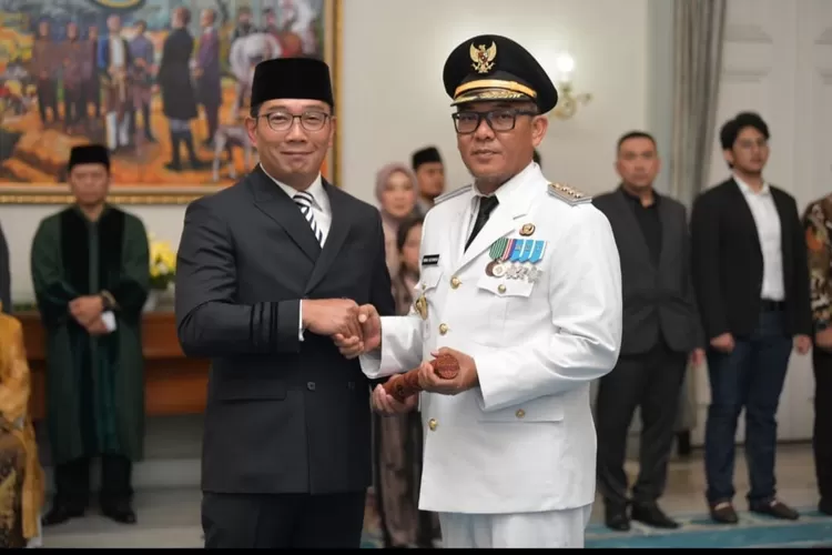 Gubernur Jawa Barat Ridwan Kamil melantik Bupati Bogor Iwan Setiawan, di Bandung, Sabtu 2 September 2023 (istimewa)
