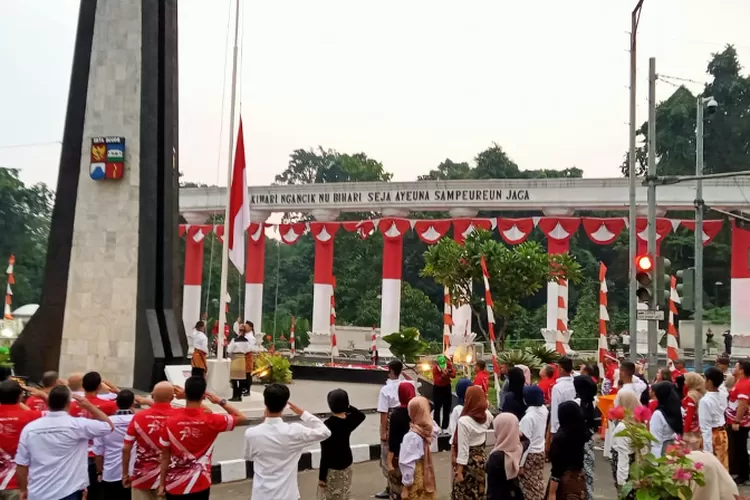 Penurunan bendera Merah Putih sebagai tanda ditutupnya Festival Merah Putih di Tugu Kujang, Kota Bogor (Metropolitan/ryan)