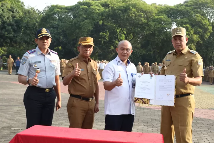 Wali Kota Bekasi Tri Adhianto menandatangani kesepakatan dengan BPTJ. (Pemkot Bekasi)