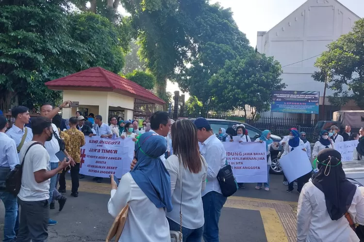 Puluhan ribu anggota KSP SB melayangkan 5 tuntutan kepada Pengadilan Tinggi Bandung dalam mengawal kasus persidangan KSP SB. (istimewa)
