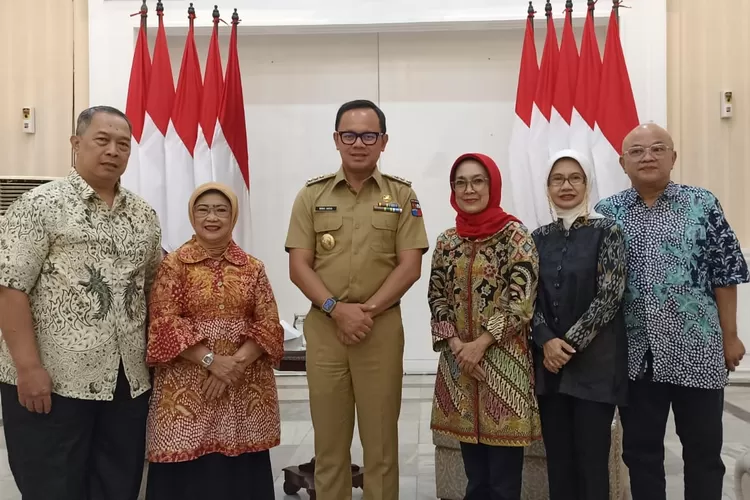 Wali Kota Bogor, Bima Arya menerima kunjungan silaturahmi cucu dari Wali Kota Bogor periode 1949-1954, R. Djoekardi di Paseban Suradipati, Balai Kota Bogor, Senin 4 September 2023. (Pemkot Bogor)