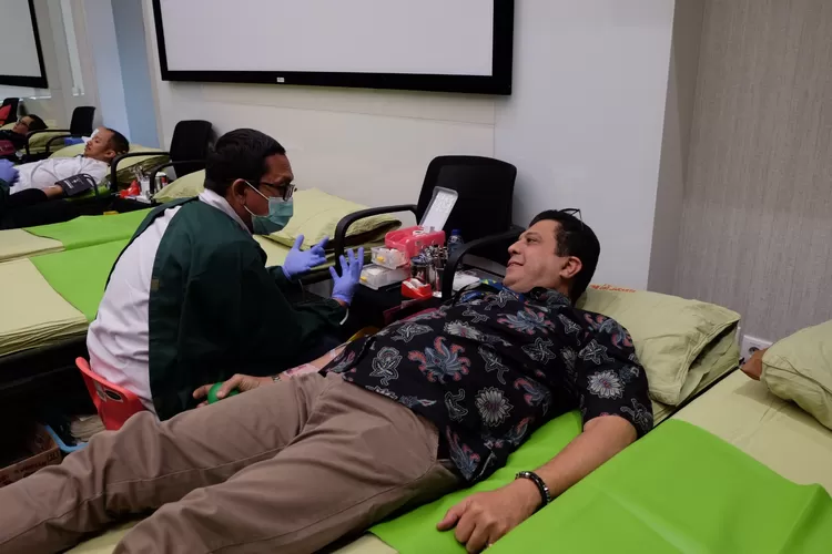 Chief Corporate Affairs XL Axiata, Marwan O Baasir, yang juga Sekjen ATSI saat ikut donor darah menyambut Hari Bhakti Postel ke-78, di XL Axiata Tower, Senin (4/9).  (Dok XL Axiata)