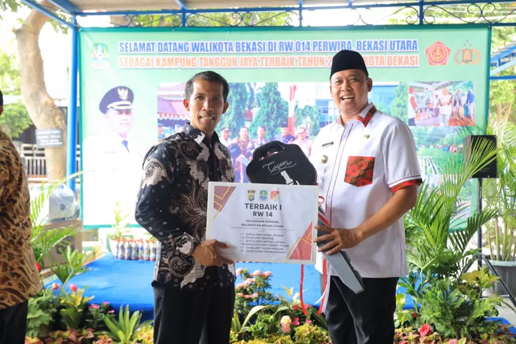 Wali Kota Bekasi Tri Adhianto memberikan penghargaan buat Kampung Tangguh Jaya RW 14 Perwira Bekasi Utara (Pemkot Bekasi)