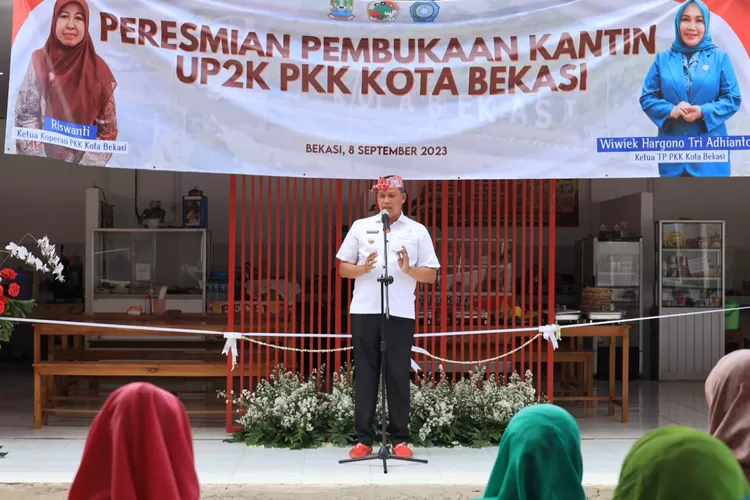 Wali Kota Bekasi Tri Adhianto meresmikan kantin UP2K PKK Kota Bekasi. (Pemkot Bekasi)