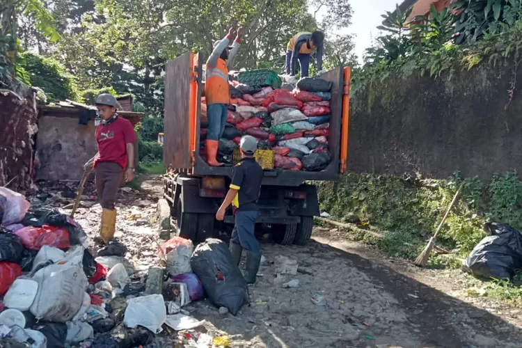 UPT DLH Ciawi meminta masyarakat untuk menjaga kebersihan 