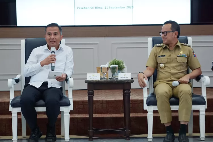 Pj Gubernur Jawa Barat Bey Machmudin bersama Wali Kota Bogor Bima Arya. (Pemkot Bogor)