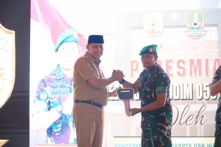 Wali Kota Bekasi Tri Adhianto saat meresmikan makodim. (Pemkot Bekasi)