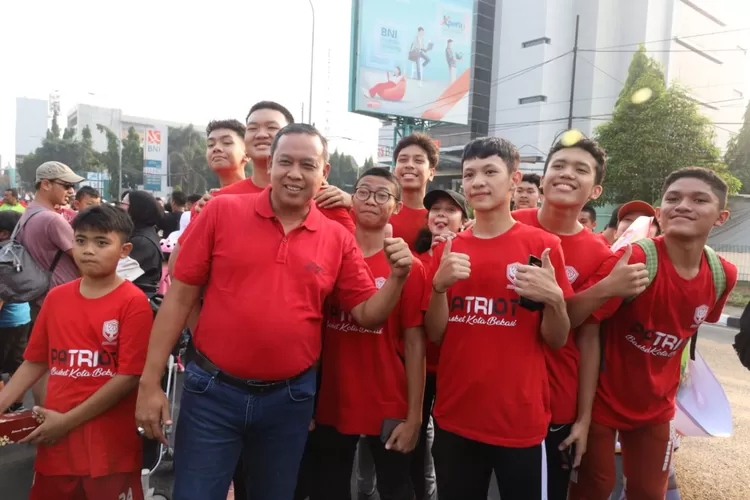 Wali Kota Bekasi Tri Adhianto bersama warga dalam pawai Haornas 2023. (Pemkot Bekasi)