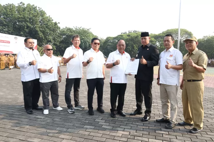 Wali Kota Bekasi Tri Adhianto menerima SK penunjukan tuan rumah Pekan Olahraga Bela Diri Nasional 2023. (Pemkot Bekasi)