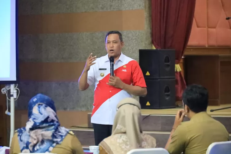 Wali Kota Bekasi Tri Adhianto memberi pemaparan kepada camat dan lurah (Pemkot Bekasi)