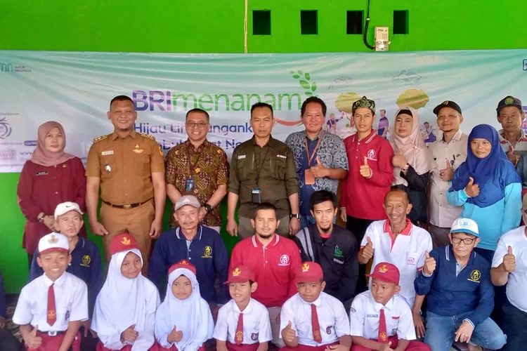 Siswa SD di Desa Benteng, Ciampea, Kabupaten Bogor mendapat beasiswa dari BRI (Ade/Metropolitan)