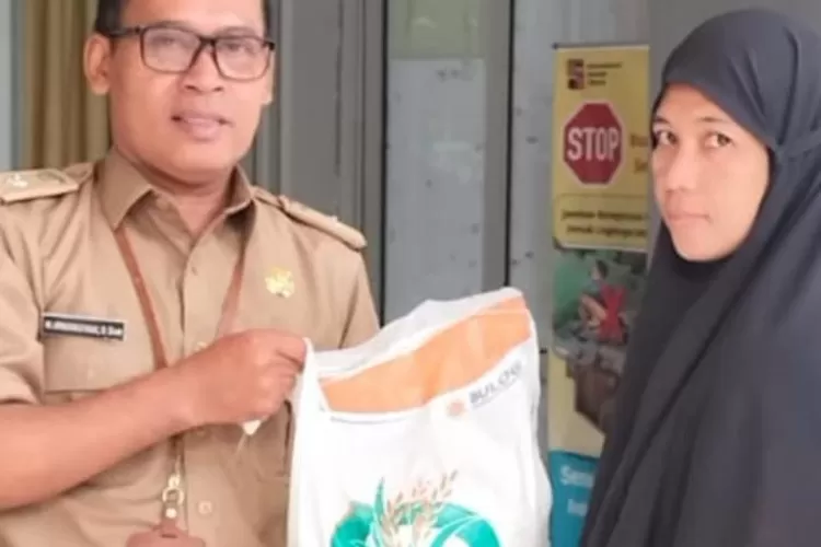 Lurah Katulampa memberikan bantuan pangan kepada warga dengan anak rawan stunting. (Dok pribadi)