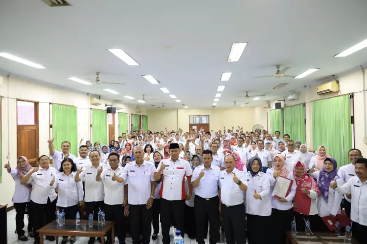 Wali Kota Bekasi Tri Adhianto bersama Kepsek PAUD, SD dan SMP Negeri se-Kota Bekasi (Pemkot Bekasi)