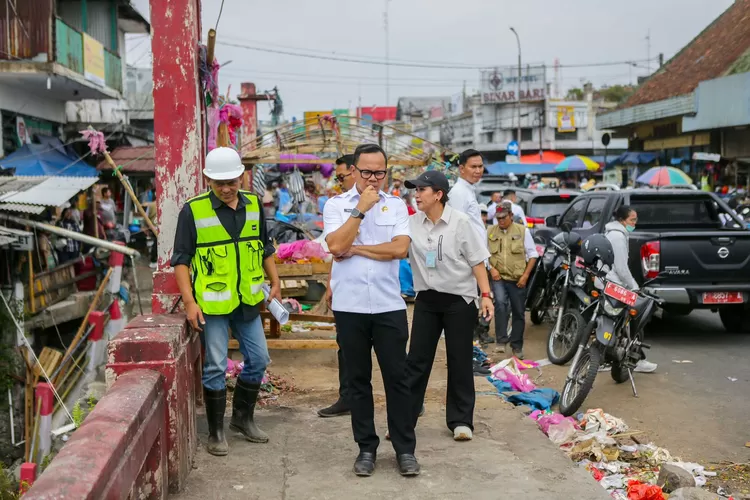 Wali Kota Bogor Bima Arya saat meninjau proyek perbaikan Jembatan MA Salmun. (Pemkot Bogor)