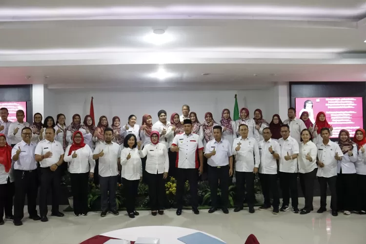 Wali Kota Bekasi Tri Adhianto bersama kepala puskesmas se-Kota Bekasi (Pemkot Bekasi)