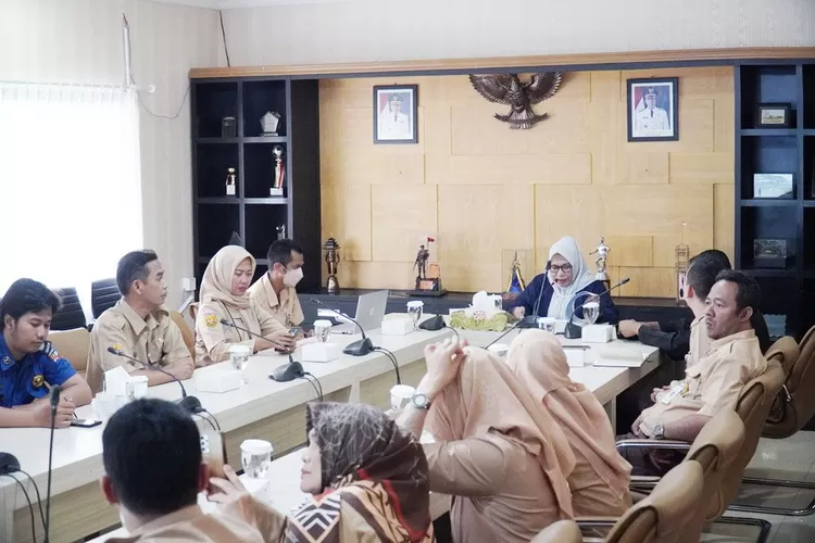 Sekda Kota Bogor Syarifah Sofiah dalam rapat terkait PPID di Pemerintah Kota Bogor. (Pemkot Bogor)