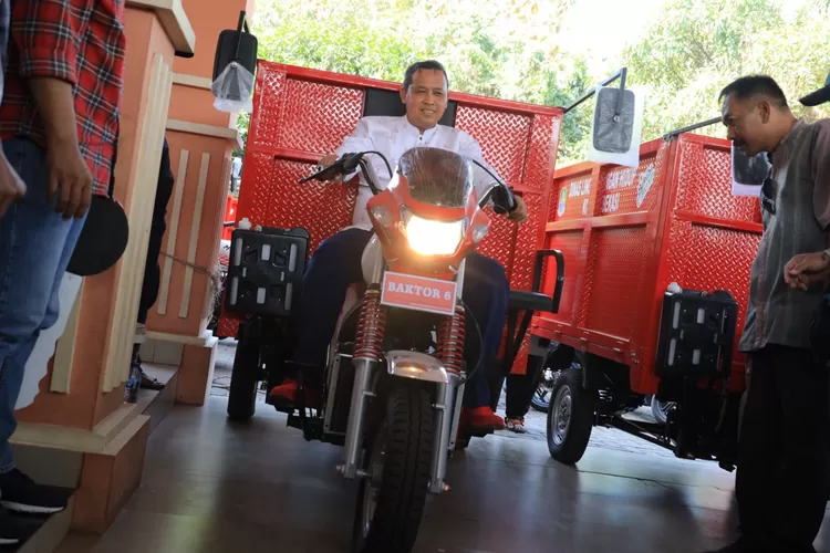 Wali Kota Bekasi Tri Adhianto memberikan bantuan baktor. (Pemkot Bekasi)