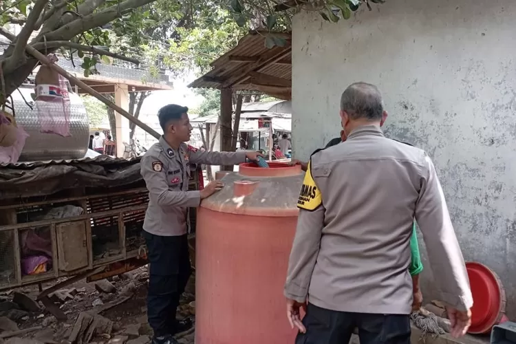 Polisi bersama TNI membangun sumur air bor di ponpes di Kabupaten Bogor (Devina/Metropolitan)