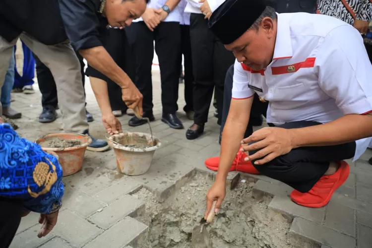 Wali Kota Bekasi Tri Adhianto melakukan peletakan batu pertama pembangunan sentra UMKM di Rest Area 06B Tol Jakarta-Cikampek (Pemkot Bekasi)