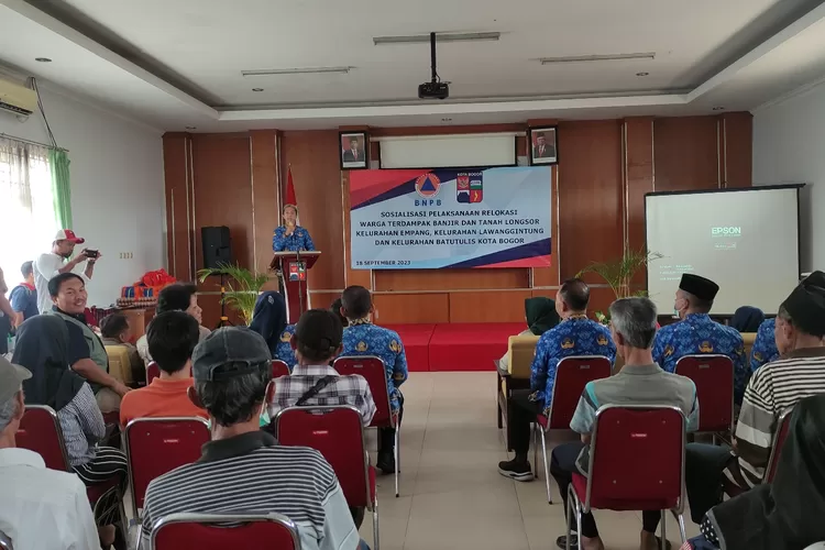 Wakil Wali Kota Bogor, Dedie A Rachim memberikan sambutan dalam kegiatan sosialisasi relokasi warga terdampak banjir dan tanah longsor yang berlangsung di Aula Kantor Kecamatan Bogor Selatan. 