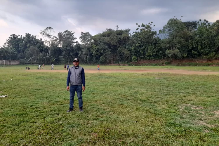 Kepala Desa Sukajadi, Ade Gunawan berdiri di atas lahan yang diduga dicaplok pihak The Highland Park Resort. Padahal tana tersebut masih tercatat sebagai aset desa. 