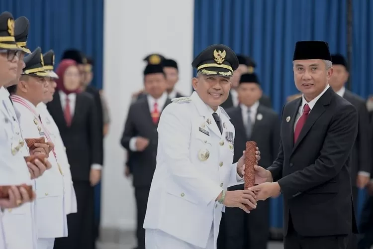 Pj Bupati Bandung Barat Arsan Latif dilantik oleh Pj Gubernur Jabar Bey Machmudin (Pemkab Bandung Barat)