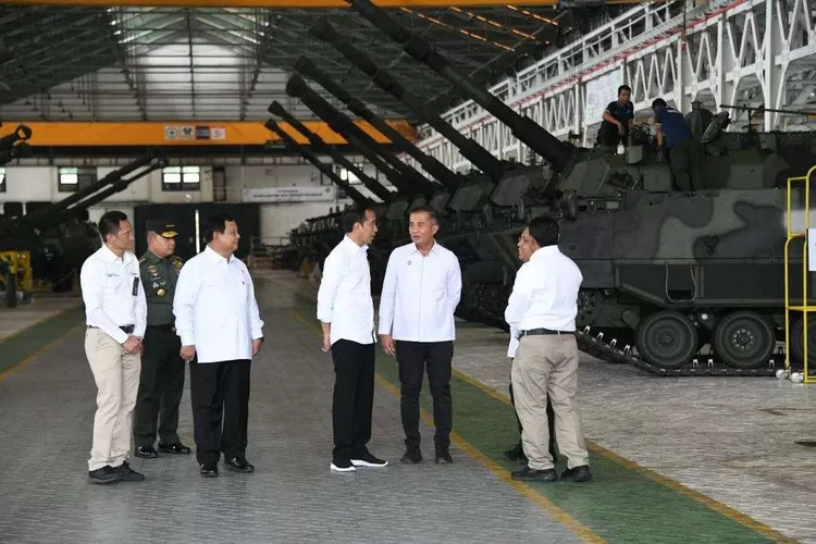 Presiden Jokowi bersama Menhan Prabowo Subianto dan Pj Gubernur Jabar Bey Machmudin di PT Pindad Bandung. (Pemprov Jabar)