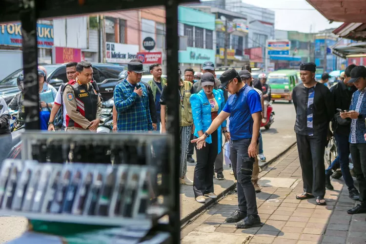 Wali Kota Bogor Bima Arya mengecek proyek perbaikan trotoar Jalan Merdeka. (Prokompim Kota Bogor)