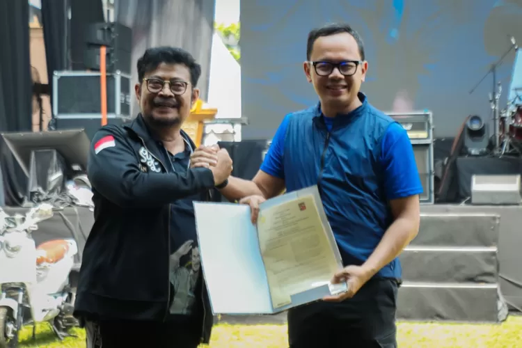 Wali Kota Bogor Bima Arya foto bersama Menteri Pertanian (Mentan) RI Syahrul Yasin Limpo (Pemkot Bogor)