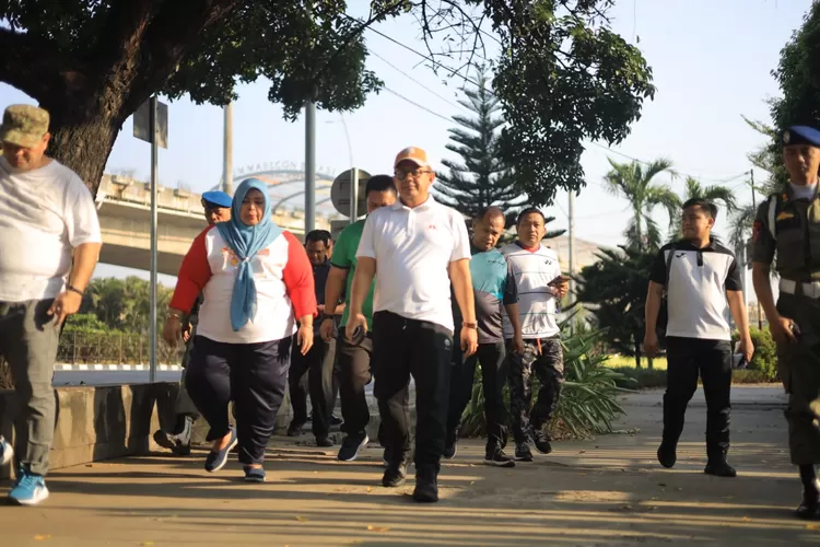 Pj Wali Kota Bekasi Raden Gani Muhammad melakukan jalan sehat. (Pemkot Bekasi)