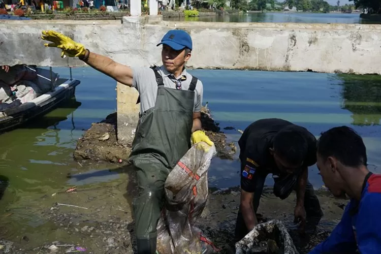 Wakil Wali Kota Bogor Dedie Rachim saat bebersih kawasan SItu Gede. (Pemkot Bogor)